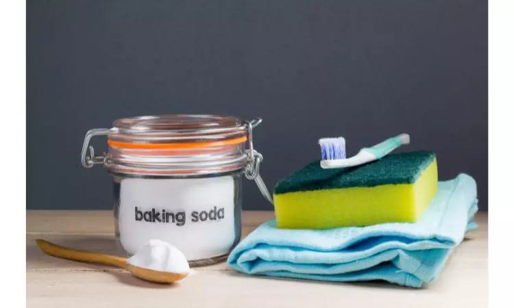 Baking soda sprinkling on odor-affected areas on polyester clothes helps to neutralize the foul smell